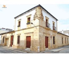 ¡Vive la historia! Palacete del siglo XVIII en pleno centro, 441 m² de encanto y modernidad.