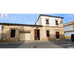 ¡Vive la historia! Palacete del siglo XVIII en pleno centro, 441 m² de encanto y modernidad.