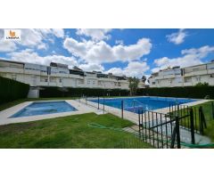 ???? Casa pareada de 4 hab. con sótano, patios, ático y piscina en la Milla de Oro de Jerez