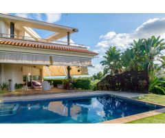 Casa con piscina en la urbanización Cinco Estrellas de El Catllar