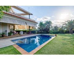 Casa con piscina en la urbanización Cinco Estrellas de El Catllar