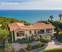 Casa de estilo mediterráneo con vistas al mar en venta en Montgavina, Sitges
