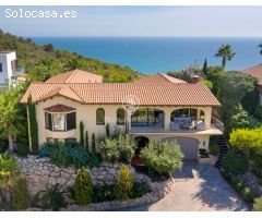 Casa de estilo mediterráneo con vistas al mar en venta en Montgavina, Sitges