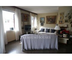 Gran ático en venta en finca regia con vistas al Cap de la Vila de Sitges