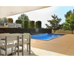 Casa de diseño con vistas al mar, a un minuto del campo de golf, a la venta en Can Girona, Sitges
