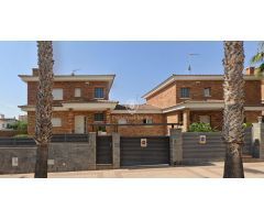 Bonita casa pareada con jardín y piscina privados a la venta en Roda de Bara, Tarragona