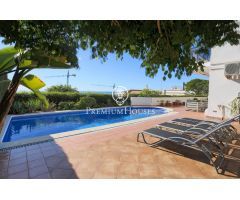 Casa a la venta con vistas al mar y piscina en Vallpineda