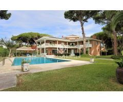 Casa con gran jardín y mucha privacidad a la venta en La Pineda, Castelldefels