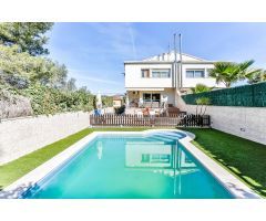 Casa adosada con piscina a la venta en Mas Den Serra