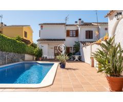 Casa adosada con jardín y piscina en Mas den Serra