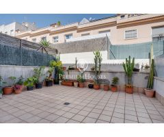 Casa adosada con patio y vistas despejadas en La Collada