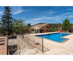 Casa con jardín y piscina en Prenafeta