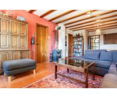 Casa con jardín y piscina en Prenafeta