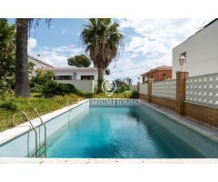 Casa con jardín y piscina en Montmar