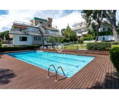 Adosado con vistas y piscina comunitaria en Vallpineda