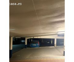 Plaza grande en zona de alta demanda