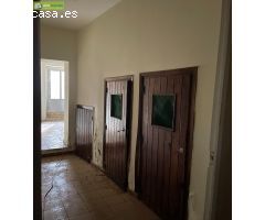 VIVIENDA DE TRES PLANTAS CON BODEGA EN ROA