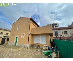 CASA UNIFAMILIAR CON JARDIN