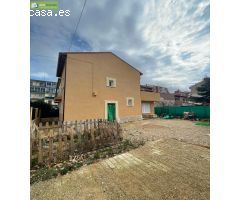 CASA UNIFAMILIAR CON JARDIN