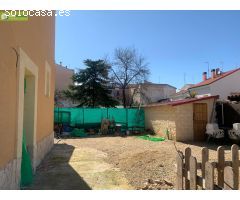 CASA UNIFAMILIAR CON JARDIN