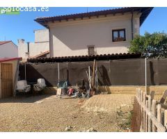 CASA UNIFAMILIAR CON JARDIN