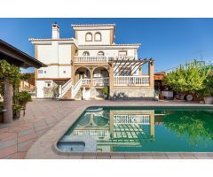CHALET DE ENSUEÑO EN VILLA DE OTURA