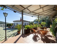 ???? ¡Espectacular chalet con piscina, jardines y salón de fiestas en Puerto Lope (Moclín)!