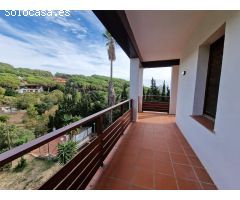 Casa en venta a 5 minutos de la playa y con piscina comunitaria en Lloret de Mar