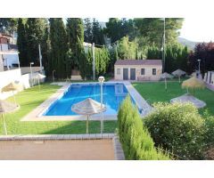 ¡BONITA CASA EN CARRETERA DE GRANADA CON PISCINA Y GARAJE CERRADO!