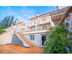 ¡BONITA CASA EN CARRETERA DE GRANADA CON PISCINA Y GARAJE CERRADO!