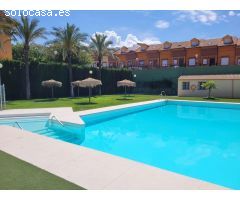 ¡CASA EN CARRETERA DE GRANADA CON PISCINA Y PISTA DE TENIS COMUNITARIA!