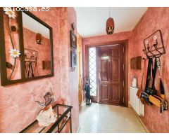 ¡CASA ADOSADA EN JABALCUZ CON TERRAZAS, CHIMENEA Y GARAJE PARA DOS COCHES!