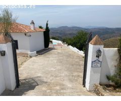 CASA REFORMADA CON MUCHO TERRENO