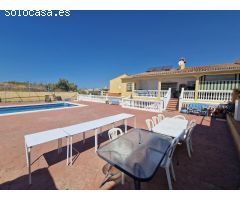 Espléndida Oportunidad de Inversión en Torre de Benagalbón: Amplia Propiedad con Chalets Independien