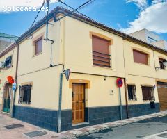 ¡Oportunidad única en el centro de Armilla! Casa en esquina totalmente reformada con gran garaje y p