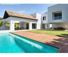 VILLA CONTEMPORÁNEA CON VISTAS AL GOLF Y A LA MONTAÑA