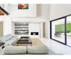 VILLA CONTEMPORÁNEA CON VISTAS AL GOLF Y A LA MONTAÑA