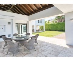VILLA CONTEMPORÁNEA CON VISTAS AL GOLF Y A LA MONTAÑA