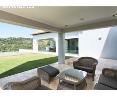VILLA CONTEMPORÁNEA CON VISTAS AL GOLF Y A LA MONTAÑA