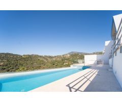 NUEVA VILLA CONTEMPORÁNEA EN UN ENTORNO NATURAL CON VISTAS AL GOLF Y MONTAÑA