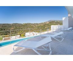 NUEVA VILLA CONTEMPORÁNEA EN UN ENTORNO NATURAL CON VISTAS AL GOLF Y MONTAÑA