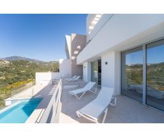 NUEVA VILLA CONTEMPORÁNEA EN UN ENTORNO NATURAL CON VISTAS AL GOLF Y MONTAÑA