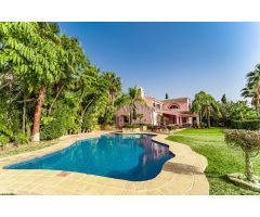 ESPECTACULAR VILLA ÚNICA DE ESTILO TRADICIONAL ANDALUZ  EN LOS ALMENDROS