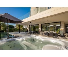 VILLA A ESTRENAR CON VISTAS A LA MONTAÑA  - MARBELLA