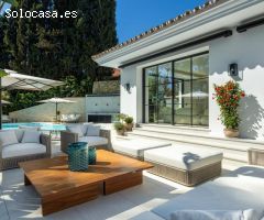 Excepcional Villa en Primera Línea de Golf en El Herrojo