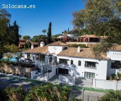 Excepcional Villa en Primera Línea de Golf en El Herrojo