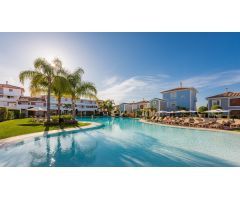 Apartamento de 2 Dormitorios con jardín privado en Cortijo del Mar, Estepona