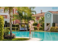 Apartamento de 2 Dormitorios con jardín privado en Cortijo del Mar, Estepona