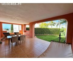 Apartamento de 2 Dormitorios con jardín privado en Cortijo del Mar, Estepona