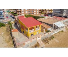 VENTA CASA INDEPENDIENTE PRIMERA LÍNEA PLAYA EN GUARDAMAR DEL SEGURA, 7 DORM. 3 BAÑOS